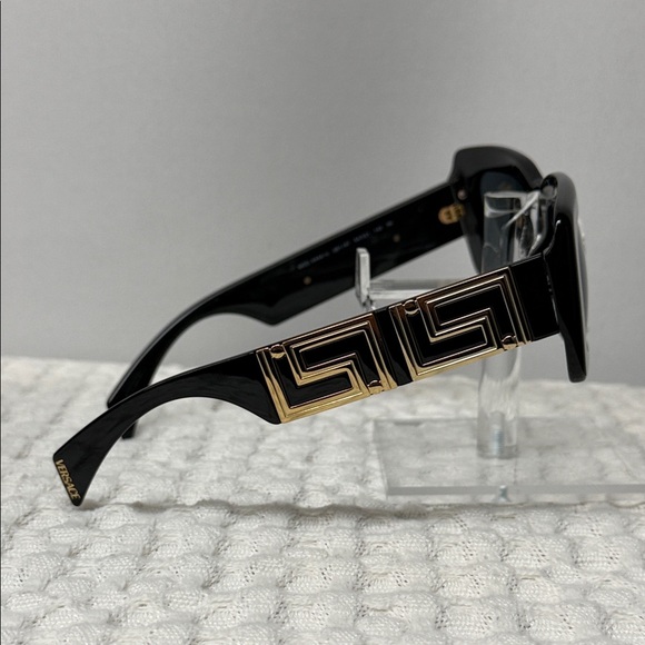 Versace Black Sunglasses with Rectangular Frame - Picture 6 of 9